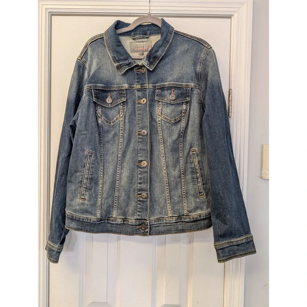 Torrid‎ Blue Denim Trucker Jacket Medium Wash Stretch Plus Size 2 Plus size
